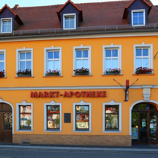 Leske-Apotheke, Wohnhaus mit Apotheke in geschlossener Bebauung Kirchstraße 71