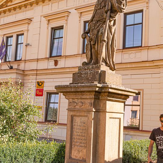 Socha svatého Václava u obecního úřadu ve Staré Pace