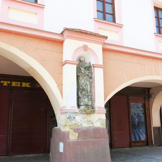 Socha Panny Marie na domě čp. 66 na Hošťálkově náměstí v Žatci