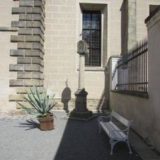 Boží muka před zámkem v Telči