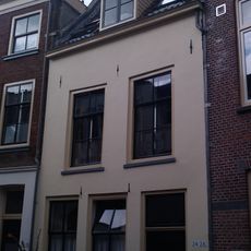 Pand met hoog zadeldak, waarin dakkapel met fronton