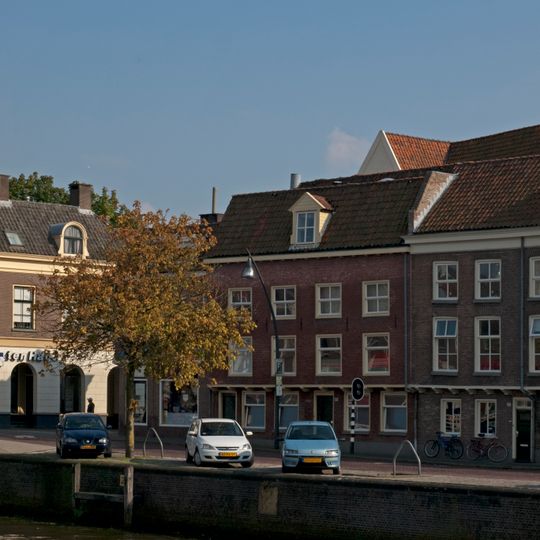 Pand met overkraagde verdieping, aangebouwd tegen de buitenkant van de middeleeuwse stadsmuur