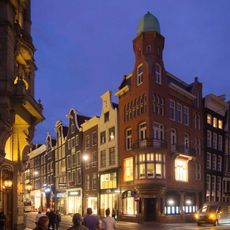 Pand met gevel onder kloktop