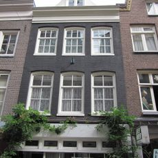 Pand met gevel onder rechte lijst met dakkapel