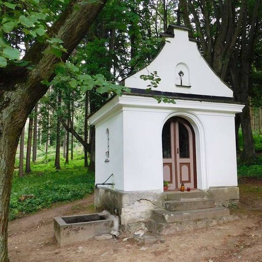 Kaplička severně od Bludova v lese