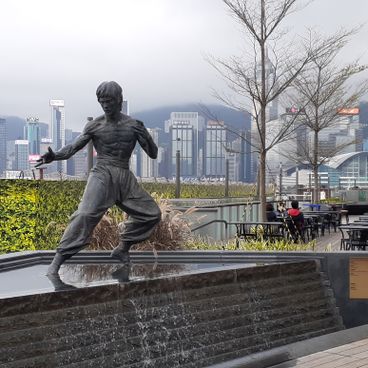 Statue di personaggi di film e cartoni animati