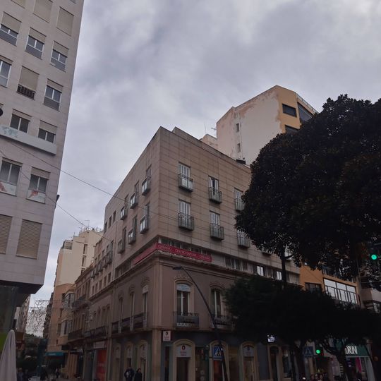 Edificio de locales y viviendas