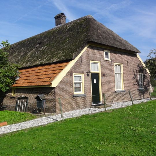 Boerderij met wolfdak, gedekt door pannen en riet