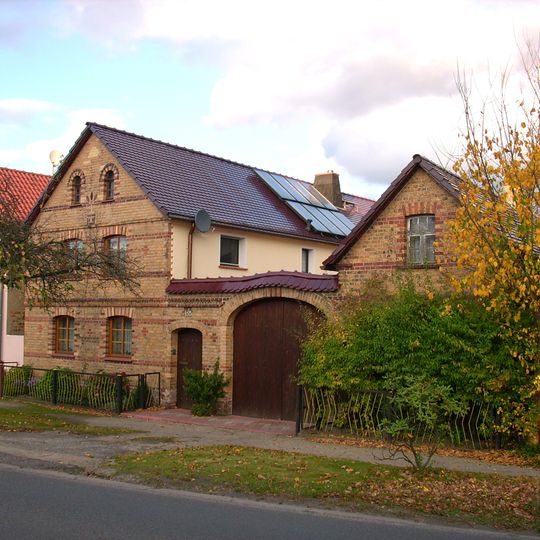 Bauernhof mit Wohnhaus, Ausgedingehaus, Seitengebäude, Hofmauer mit großem Torbogen und kleiner Pforte Dorfstraße 80