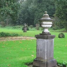 Twee vazen op het L-vormige grasveld in het zuidelijke parkdeel