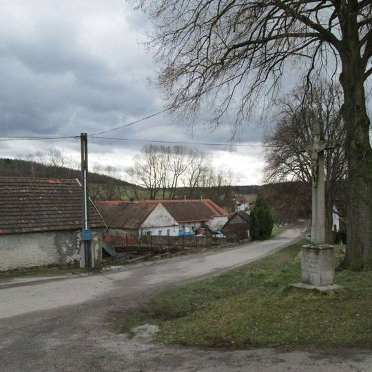 Kříž v Těšínově u rozcestí