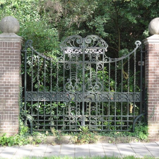 Villa Salatiga: hekwerk