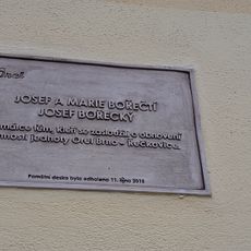 Pamětní deska Josefa a Marie Bořeckých na orlovně v Řečkovicích