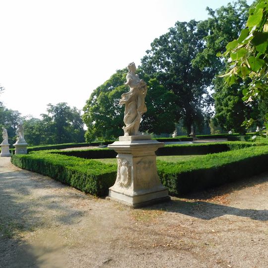 Socha Flóry v zámeckém parku ve Slavkově