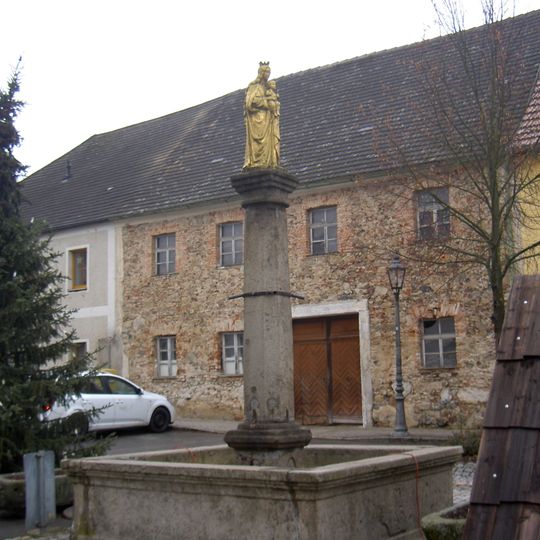 Brunnen mit Mariensäule