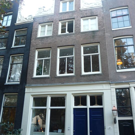 Pand met halsgevel met gedeelde vleugelstukken en vazen