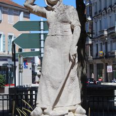 Sarcleuse regardant l’heure au soleil