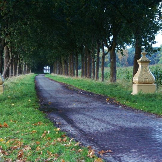 Beverweert: hekpalen bij Molenhoeflaan