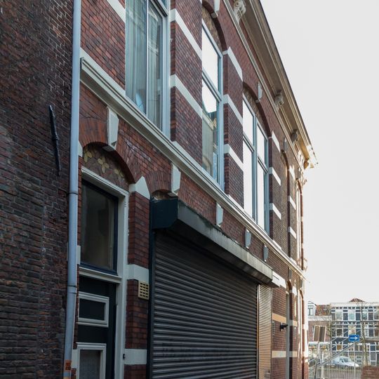 Pand met lijstgevel met deels oude roedenindeling, vensters