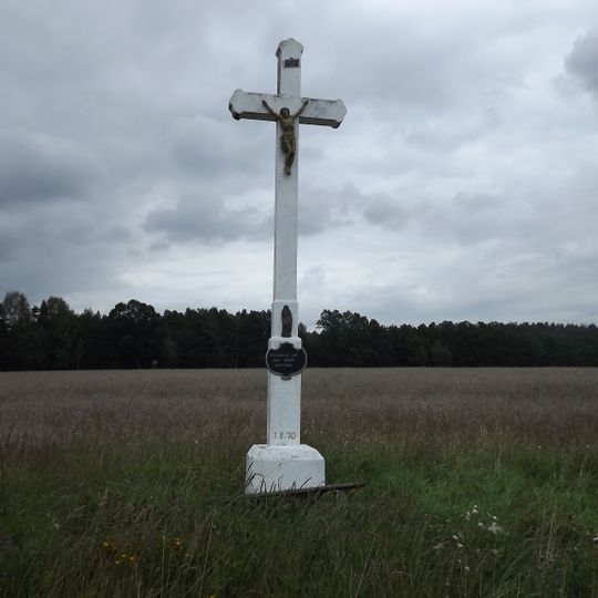 Bílý kříž severně od vsi