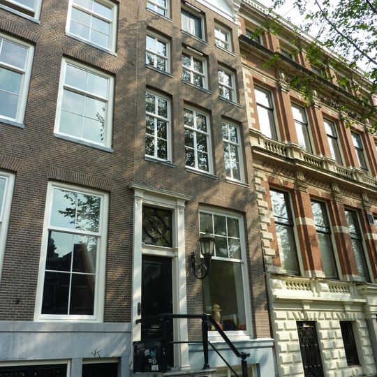 Pand met gevel onder verhoogde lijst met consoles