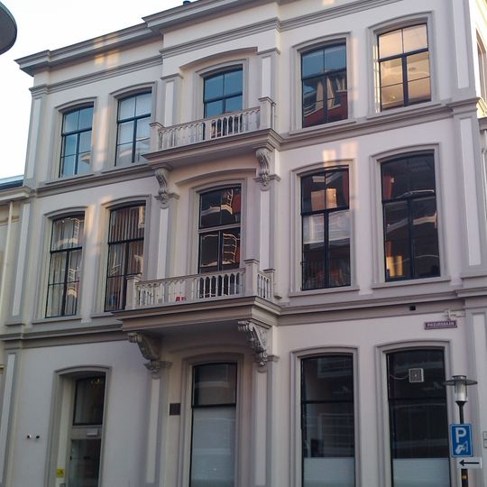 Pand, dat als hoekoplossing een onderdeel vormt van de in het derde kwart van de 19e eeuw als een symmetrisch geheel ontworpen zuidwand van de keizerstraat