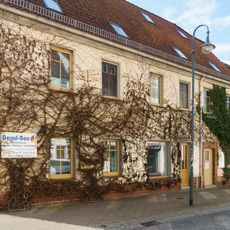 Wohnhaus in halboffener Bebauung, mit seitlichem Torbogen Leipziger Straße 17