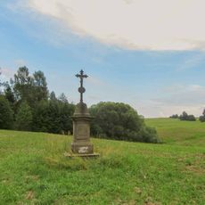 Kříž jihovýchodně od Štítů na louce