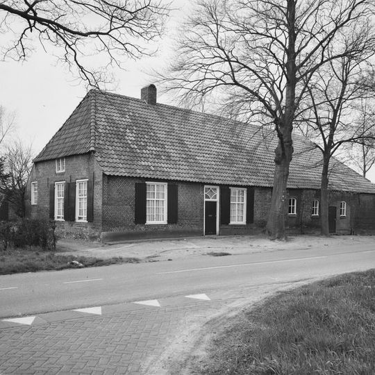 Boerderij van het Brabantse langgeveltype onder pannen wolfdak
