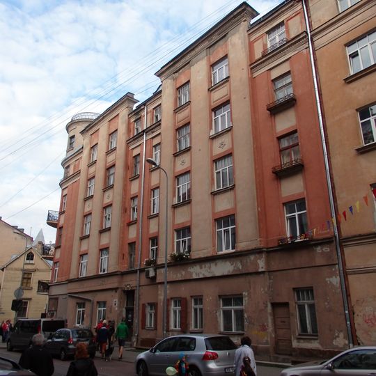 Īres nams ar veikaliem