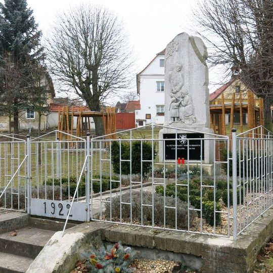 Pomník padlým na návsi v Hrobčicích