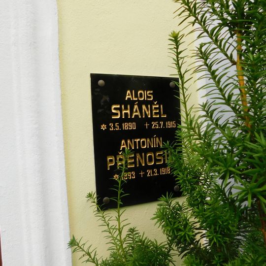 Pamětní deska Aloise Sháněla a Antonína Přenosila na kapli v Chýstovicích