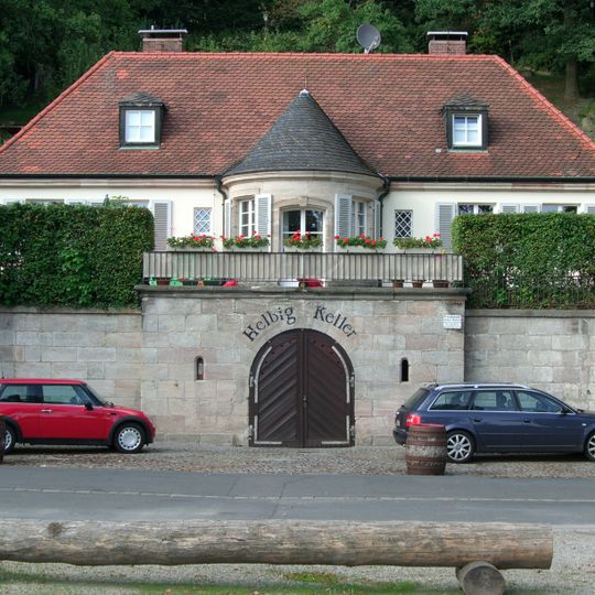 Wohnhaus mit Walmdach und Helbigkeller