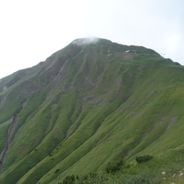 アルプスの自然景観：湖、渓谷、峰々を巡る