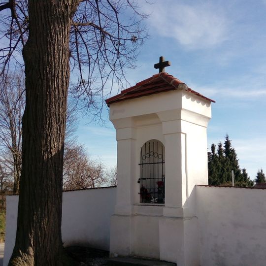 Kaplička ve zdi hřbitova