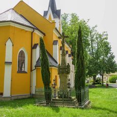 Kříž v Želechovicích na návsi u kaple