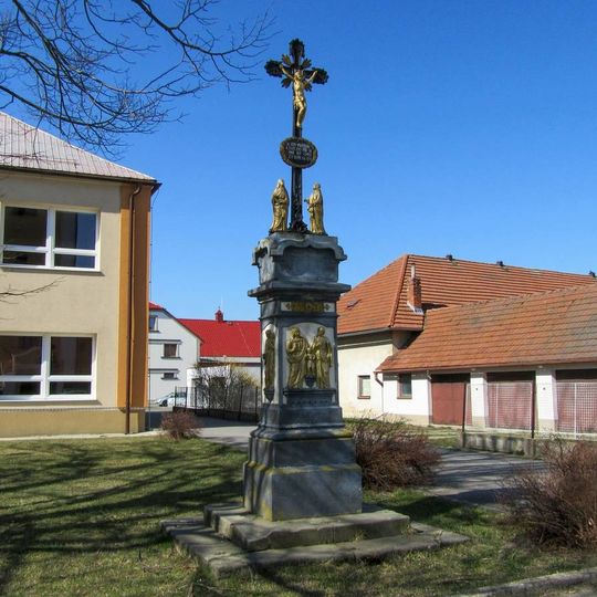 Kříž v Sebranicích před kostelem