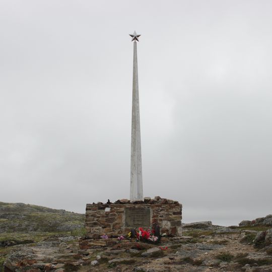 Рубеж обороны советских войск в 1941-1944 гг. на высоте 314,9: 3 ДОТа, траншеи, братская могила