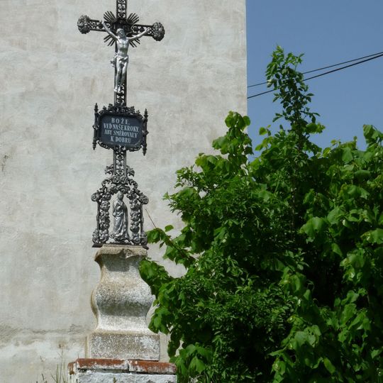 Kříž u kostela v Dobešově