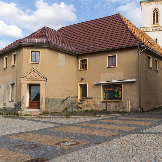 Ehemaliger Gasthof mit Gebäudeflügeln um einen geschlossenen Innenhof Am Dorfplatz 17
