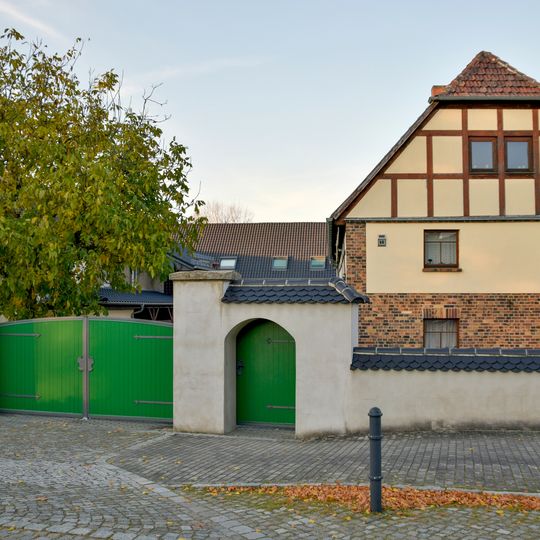Wohnhaus und Toranlage eines Dreiseithofes Hauptstraße 56