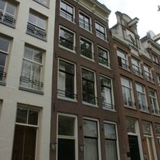 Pand met gevel onder rechte lijst met consoles en dakkapel