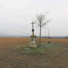 Kříž v poli severně od Černivi