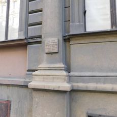 Pamětní deska Josefa Hájka na domě Mezibranská 1684/3 v Praze