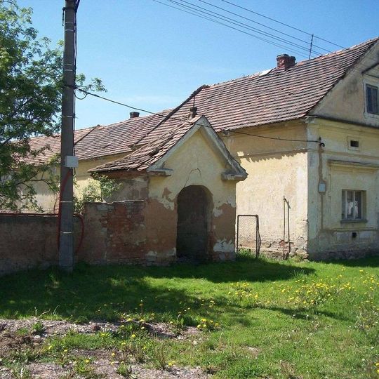 Kaple v Úhercích v jižní části návsi