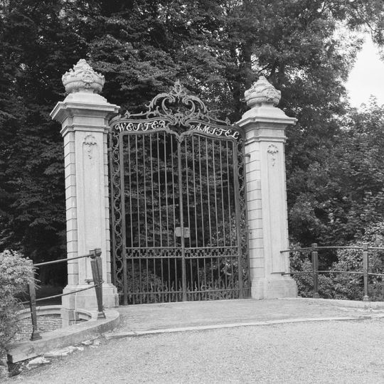 Wester-Amstel: toegangsbrug met pijlers en toeganshek