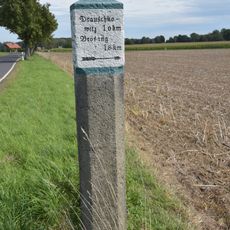 Wegestein (an der Straße nach Siebitz, vor dem Abzweig Drauschkowitz)