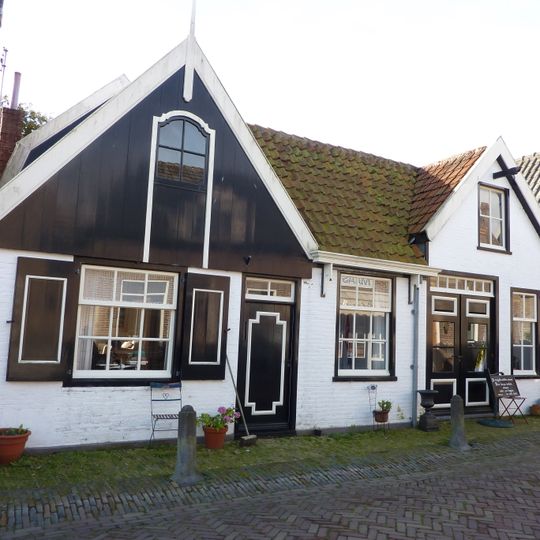 Pandje met houten voorschot en oude deur