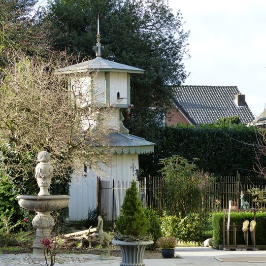 Houten duiventoren met smeedijzeren hek