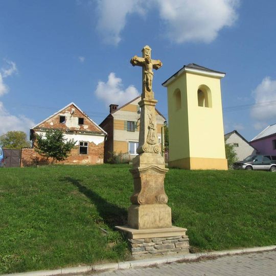 Kříž v Krakořicích na návsi